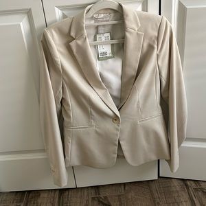 H&M cream color jacket. Two pockets fully lined . New never been worn